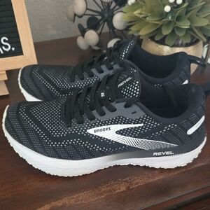 Brooks Revel 6 Black and White Sneakers. Cushion and Comfort.